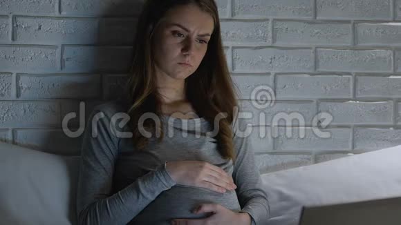 孕妇夜间携带笔记本电脑感到头痛技术影响视频的预览图