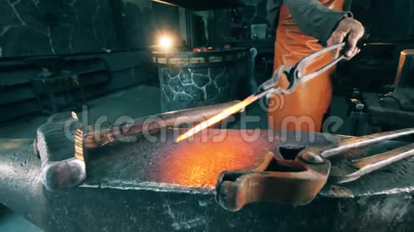 锻造工人把热刀放在铁砧上视频的预览图