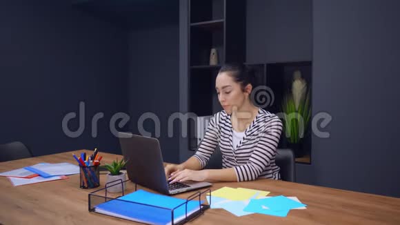 创业公司的员工使用电脑观看观众视频的预览图