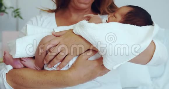 白种人母亲在医院病房里抱着新生儿的正面景色视频的预览图