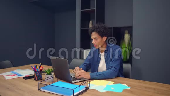 在笔记本电脑上工作的混血年轻人视频的预览图