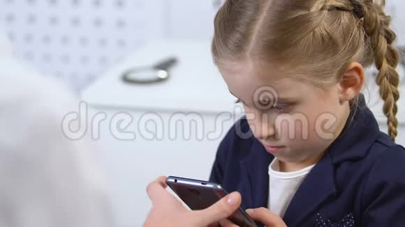 眼科医生试图从女孩手中拿走智能手机小玩意成瘾视频的预览图