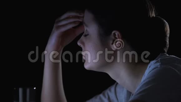 年轻女子喝止痛药镇静药物治疗压力视频的预览图