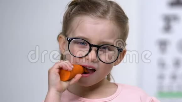 可爱的女性眼镜咬胡萝卜食物改善视力胡萝卜素视频的预览图