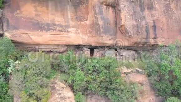 在非洲的悬崖岩石下人类建造了避难所视频的预览图