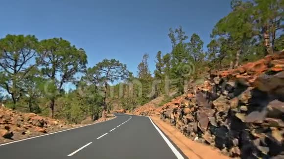 新的新鲜的完美地铺设沥青涂层在山路上有油漆的道路标记岩石景观它可以视频的预览图