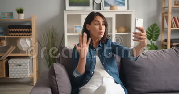 愤怒的年轻女士在智能手机上聊天打视频电话在家打手势视频的预览图