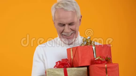 高兴的老年男性手里拿着礼物盒节日准备惊喜视频的预览图