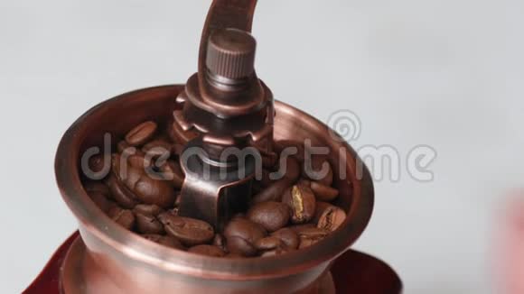 人在咖啡机水平研磨咖啡手里装满咖啡视频的预览图