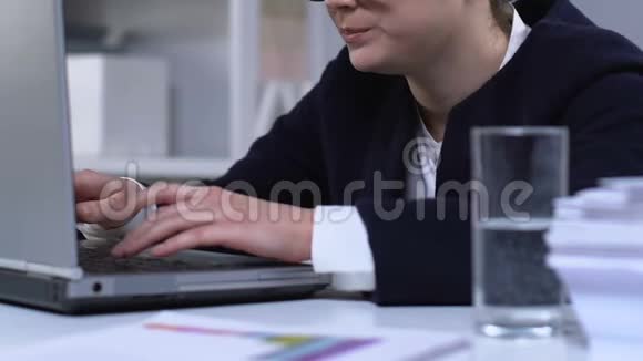 女人焦急地在电脑上打字喝着水工作中神经衰弱视频的预览图