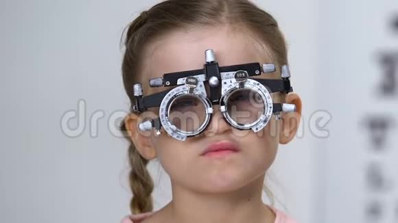 光学实验架视力测试眼镜处方中的悲伤女学生视频的预览图