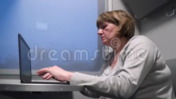一个坐火车的女人用笔记本电脑工作视频的预览图