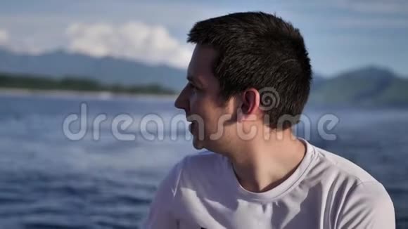 年轻人坐在一艘快艇上转往热带岛屿视频的预览图