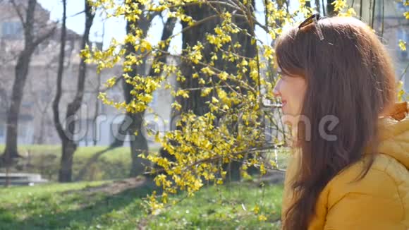 户外视频吸引年轻母亲收到一束五颜六色的花从她的小金发女儿快乐视频的预览图