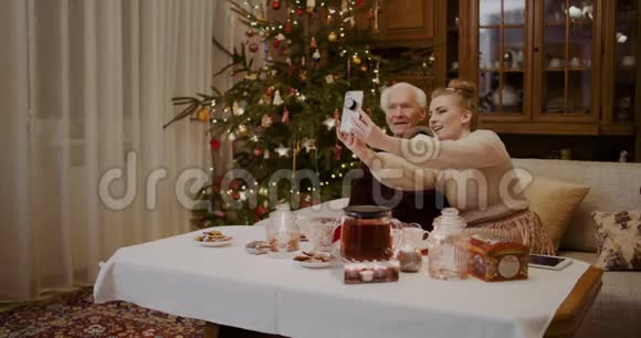圣诞快乐的女人与祖父自爱视频的预览图