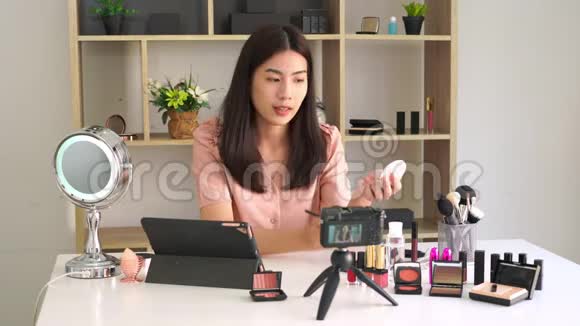 著名博主的4K视频开朗的女性vlogger在录制日常化妆视频时展示化妆品视频的预览图