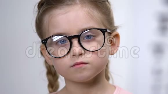 戴眼镜的漂亮女孩子包括眼科检查工具医学检查视频的预览图