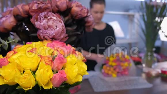 背景与花店包装玫瑰花束视频的预览图