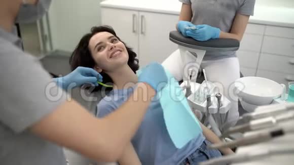 漂亮女人去牙科诊所看牙医视频的预览图