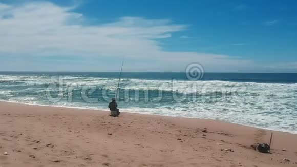 渔人用鱼竿和海浪拍打视频的预览图