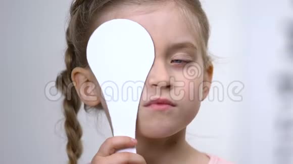 可爱的女孩眼睛视力检查眼科检查视力视频的预览图