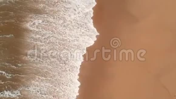 海浪翻滚过沙滩地形视频的预览图