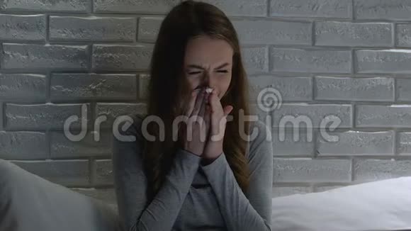 哭泣的女孩独自坐在晚上男朋友分手生活和健康问题视频的预览图