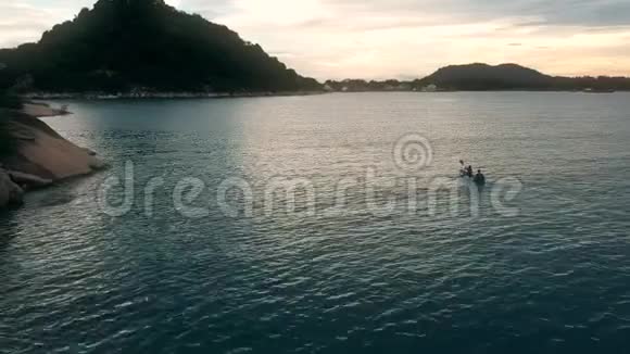 猴湾沿岸水域独木舟景观视频的预览图