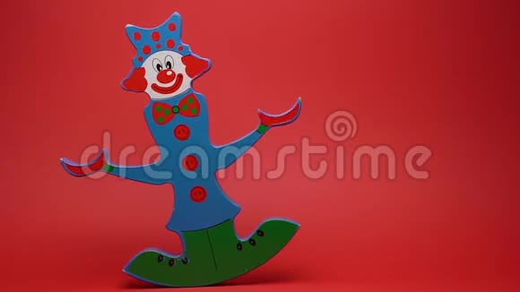 红色背景上有趣的木制小丑视频的预览图