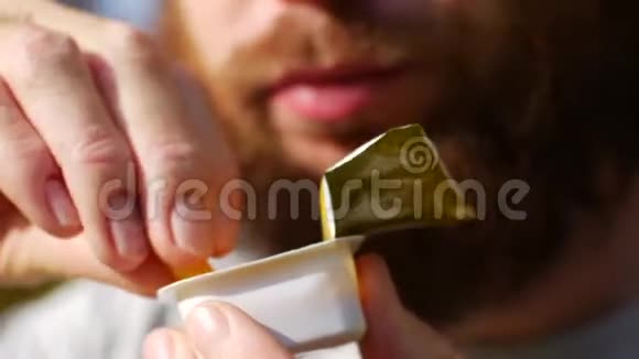 一个男人用芥末酱浸炸薯条调味酱和土豆罐的特写视频的预览图