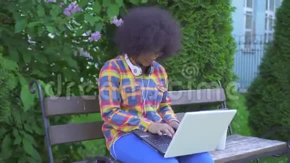 美国黑人女性有着非洲发型她用笔记本电脑来赢得胜利视频的预览图