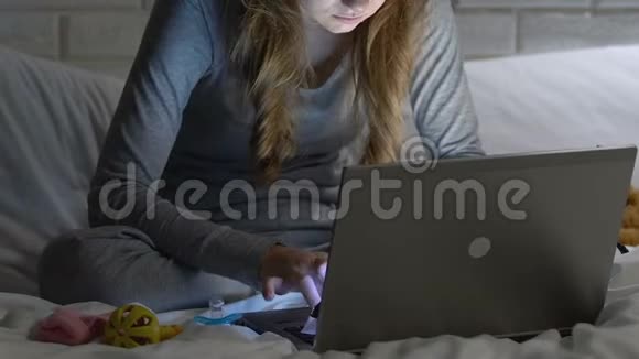 母亲自由职业者晚上在笔记本电脑上打字感到头痛工作过度视频的预览图