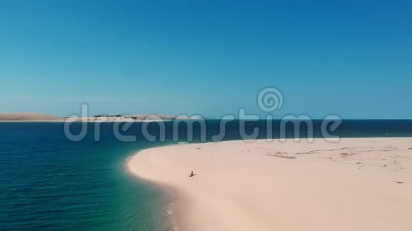 莫桑比克巴扎鲁托的蓝海和金沙视频的预览图
