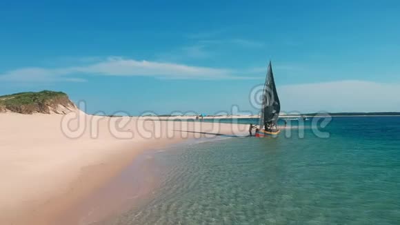 热带海滩与水手和人的场景视频的预览图