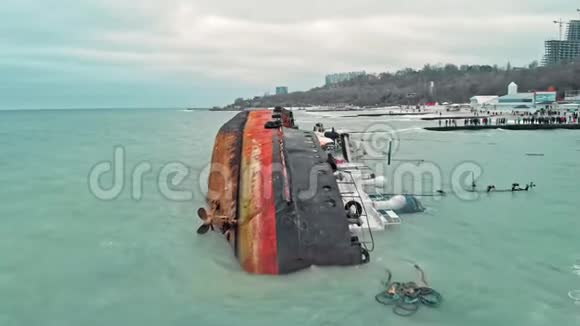 无人驾驶飞机击落沉没油轮的俯视图倒置油轮在敖德萨黑海海岸失事空油船靠在那里视频的预览图