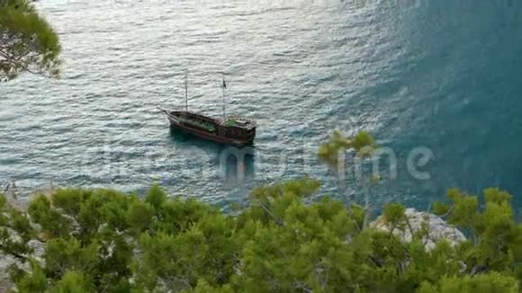 一艘棕色的小船在海湾里视频的预览图