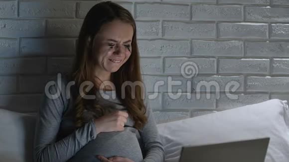 孕妇夜间在笔记本电脑前哭泣荷尔蒙失调情绪波动视频的预览图