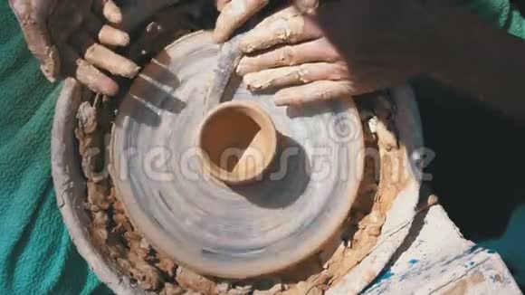 陶工的手和陶工车轮上的陶土花瓶视频的预览图