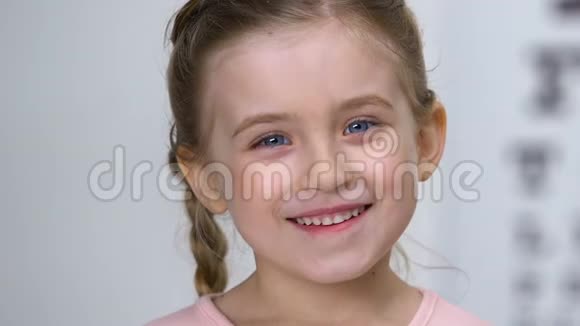 快乐的小女孩在镜头前微笑童年的兴奋幸福的概念视频的预览图