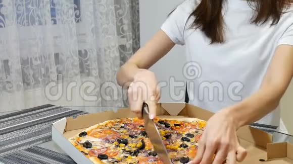 女性手的肖像用蘑菇奶酪玉米橄榄红葱圈和西红柿在一个热比萨饼中切下视频的预览图