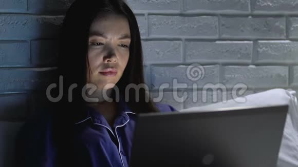 疲惫的女人带着笔记本电脑晚上几乎不在项目上工作视频的预览图