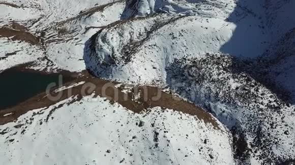山湖雪峰间湖海拔3377米视频的预览图