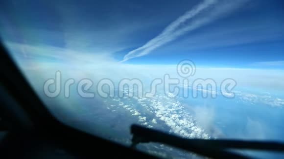 从飞机舱空气道观看视频的预览图
