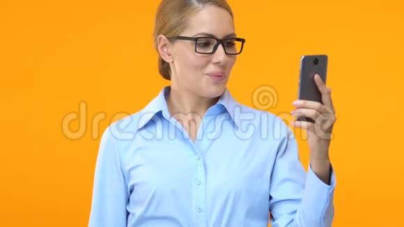 穿着智能手机的快乐女人展示了一堆美元网上生意视频的预览图