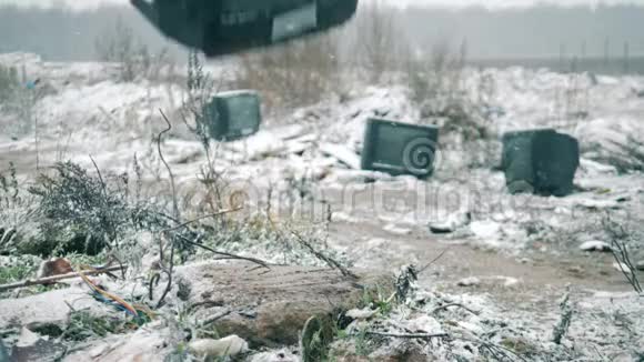 旧电视被扔进垃圾填埋场后就坏了视频的预览图