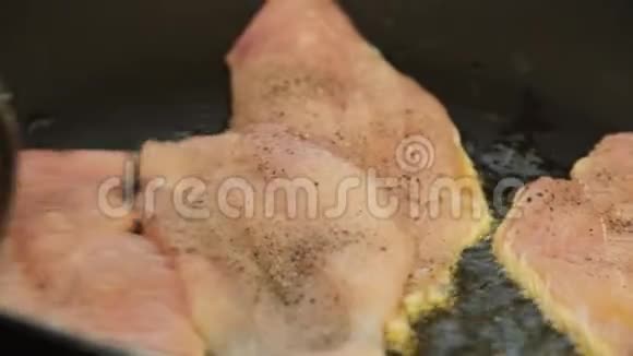 女人炸鸡胸煮红薯玉米饼视频的预览图