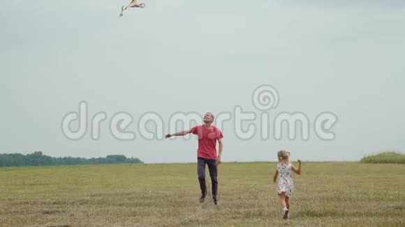 父亲和女儿正在田间放飞风筝视频的预览图