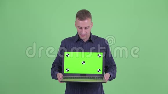 穿着的商人展示笔记本电脑并得到坏消息视频的预览图