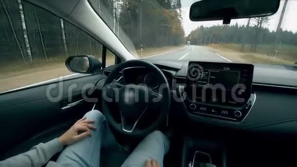 一个人坐在一辆车上而它在路上行驶视频的预览图