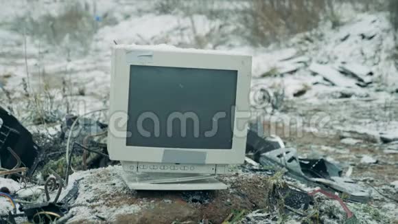 一台旧电视在冬天的垃圾场被打破视频的预览图